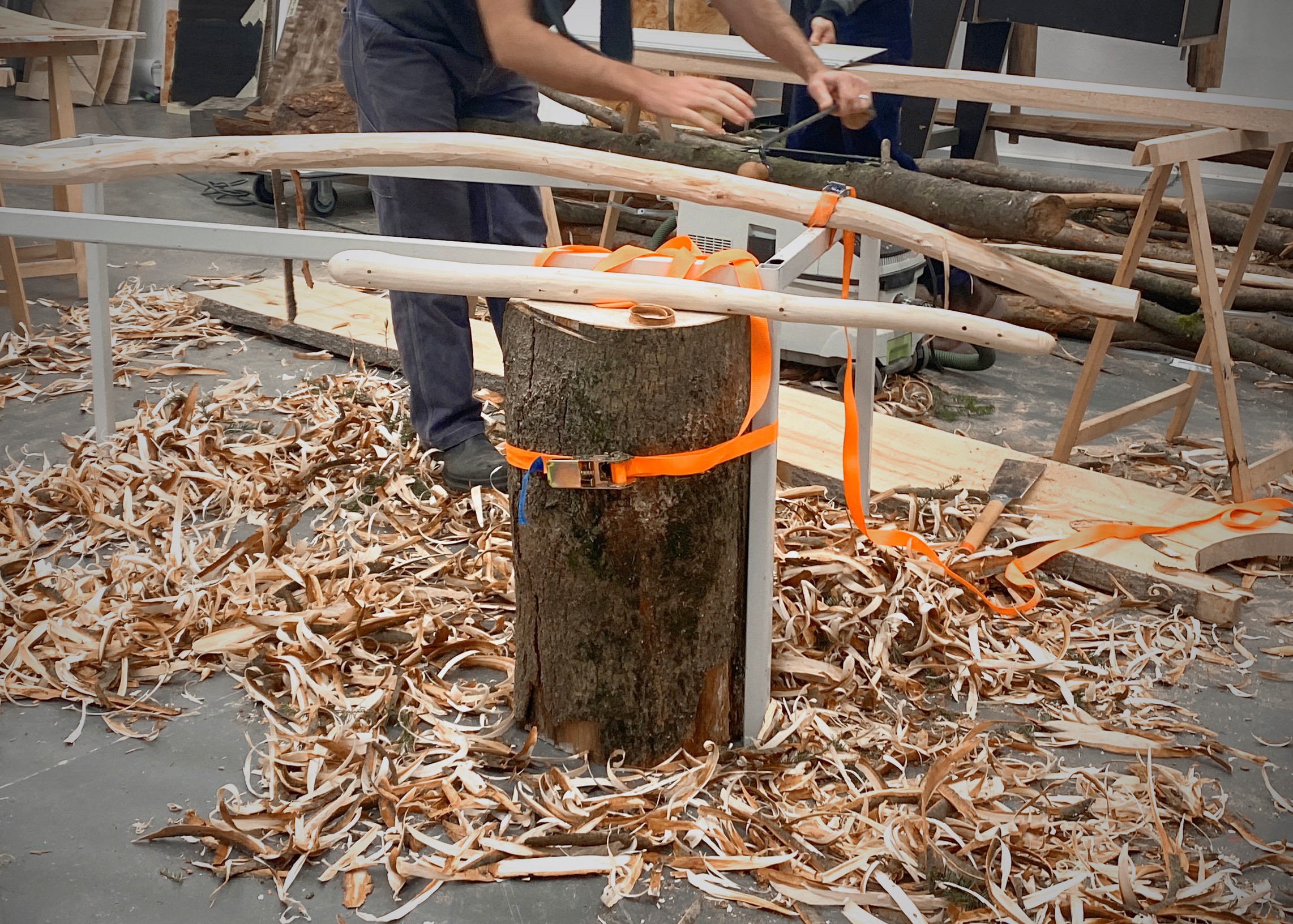 Sustainable Practices adressiert die Verflechtungen von Material, Kontext und Handlung. Im Zentrum steht die Auseinandersetzung mit materiellen Stoffstr&ouml;men, &ouml;kologischen Kreisl&auml;ufen und den prozessualen Dimensionen von Gestaltung. Gestaltung wird dabei als Handlung in unterschiedlichsten Umwelten begriffen, wo Dinge auf ihre eigene Weise zirkulieren, sich transformieren und neue Relationen hervorbringen. Sie zeigt sich als Praxis des unmittelbaren Involviertseins, in der Akteur*innen eng mit Materie und ihrer Transformation verflochten sind.  &Ouml;kologie ist f&uuml;r die Klasse Sustainable Practices kein abstrakter Hintergrund, sondern konkreter Mitwirkungsraum. Sie sieht Gestaltung als m&auml;chtiges Werkzeug, hier mit eigenen H&auml;nden wirksam zu werden. Mehr als f&uuml;r Objekte interessiert sie sich f&uuml;r die dahinter liegenden Praktiken: dem Verstehen und Lenken von materiellen Stoffstr&ouml;men, dem Finden und Benutzen geeigneter Werkzeuge &ndash; und dem Entstehen von Form als Konsequenz des lernenden Verstrickens mit der Umwelt.