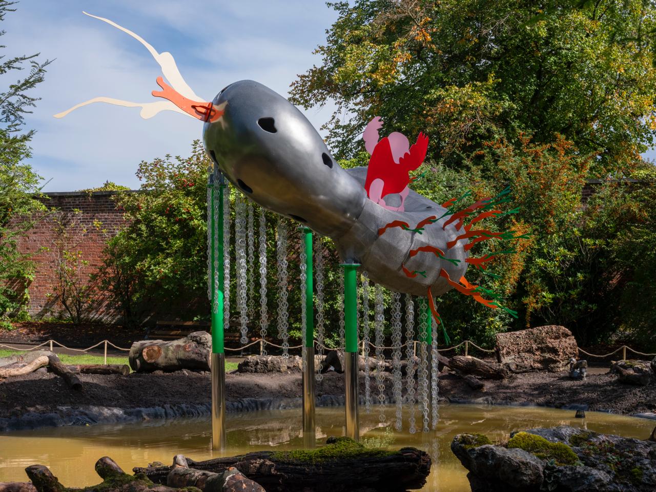 Environmental Intervention wird in meiner Lehre als eine regenerative Praxis verstanden. Sie begreift Umwelt als Mitwelt, als ein Zusammenspiel von Menschen, Materialien, Technologien und anderen Lebensformen, das sich kontinuierlich weiterentwickelt. Im Fokus steht nicht das Eingreifen, sondern das Aufmerksam-Werden f&uuml;r bestehende Prozesse und das Arbeiten mit ihnen. Statt kurzfristiger Aktionen entstehen Formate, die begleiten, pflegen und fein justieren. Ver&auml;nderungen werden nicht erzwungen, sondern vorbereitet, getragen und &uuml;ber Zeit wirksam. Entscheidend ist dabei der Wechsel der Perspektive: weg von hierarchischen Ordnungen hin zu einem relationalen Verst&auml;ndnis von Zusammenleben und Verantwortung. Digitale und technologische Werkzeuge sind Teil dieser Praxis. Sie fungieren als wahrnehmungsverst&auml;rkende, vermittelnde und speichernde Systeme, die helfen, Zusammenh&auml;nge sichtbar zu machen und regenerative Entwicklungen langfristig zu unterst&uuml;tzen. Environmental Intervention bedeutet hier, Bedingungen zu schaffen, unter denen sich etwas fortsetzen, ver&auml;ndern und verbessern kann.