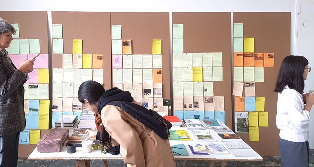 In der Einf&uuml;hrung in das k&uuml;nstlerische Arbeiten steht eine praxis- und prozessorientierte, ergebnisoffene Entwurfsarbeit im Mittelpunkt. In Einzel- und Gruppenarbeiten erproben die Studierenden einen erweiterten Designbegriff, der Gestaltung als forschenden, offenen Prozess versteht. Ausgehend von Beobachtungen, Handlungen und Experimenten werden Fragestellungen zur &ouml;kosozialen Transformation von Gesellschaft, Stadt und Alltag untersucht und in eigene gestalterische Projekte &uuml;berf&uuml;hrt.   In Kooperation mit externen Partner*innen entstehen kollaborative Arbeiten zum Verh&auml;ltnis von handwerklicher Produktion, unserem Alltag und urbanem Raum. Gestaltungs&uuml;bungen, Interventionen und dialogische Formate f&ouml;rdern Wahrnehmung, Reflexion und die Entwicklung einer eigenen k&uuml;nstlerischen Haltung. Ziel ist es, eine Kultur des Experimentierens, des Austauschs und des gemeinsamen Arbeitens im Atelier zu etablieren, in der Gestaltung als sinnliche, beteiligungsorientierte und kontextbezogene Praxis verstanden wird.