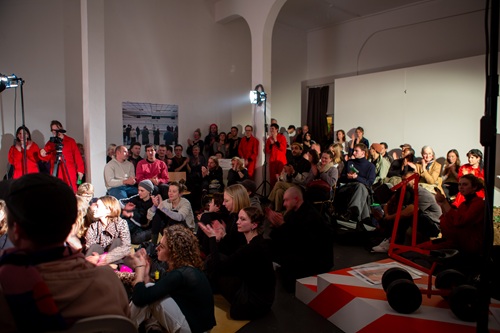 In der Einf&uuml;hrung in das k&uuml;nstlerische Arbeiten steht eine praxis- und prozessorientierte, ergebnisoffene Entwurfsarbeit im Mittelpunkt. In Einzel- und Gruppenarbeiten erproben die Studierenden einen erweiterten Designbegriff, der Gestaltung als forschenden, offenen Prozess versteht. Ausgehend von Beobachtungen, Handlungen und Experimenten werden Fragestellungen zur &ouml;kosozialen Transformation von Gesellschaft, Stadt und Alltag untersucht und in eigene gestalterische Projekte &uuml;berf&uuml;hrt.   In Kooperation mit externen Partner*innen entstehen kollaborative Arbeiten zum Verh&auml;ltnis von handwerklicher Produktion, unserem Alltag und urbanem Raum. Gestaltungs&uuml;bungen, Interventionen und dialogische Formate f&ouml;rdern Wahrnehmung, Reflexion und die Entwicklung einer eigenen k&uuml;nstlerischen Haltung. Ziel ist es, eine Kultur des Experimentierens, des Austauschs und des gemeinsamen Arbeitens im Atelier zu etablieren, in der Gestaltung als sinnliche, beteiligungsorientierte und kontextbezogene Praxis verstanden wird.